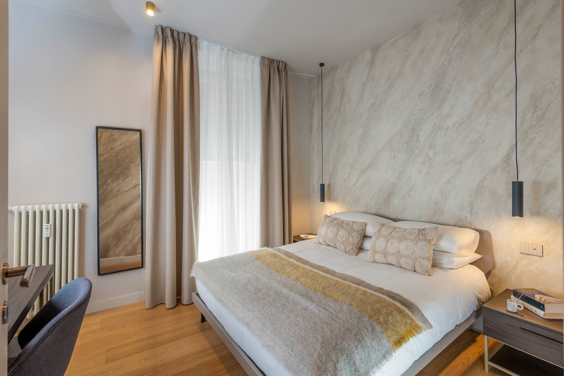 Double bedroom with mirror and desk – Domus Aurelia
