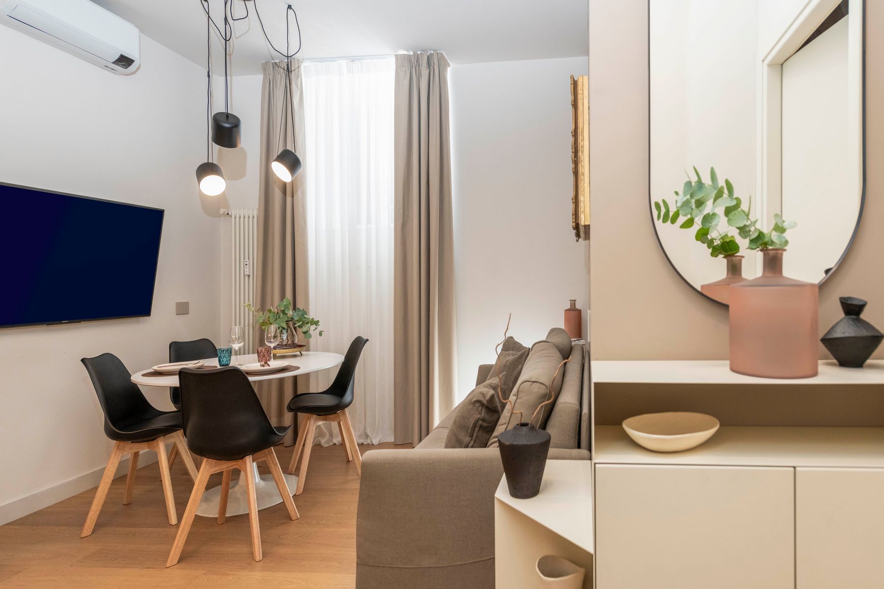 Dining area and living room with pendant lights – Domus Aurelia